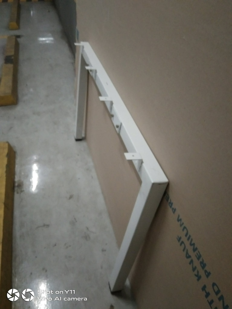 DUAL LEGS (120 X 71 CM) - WHITE