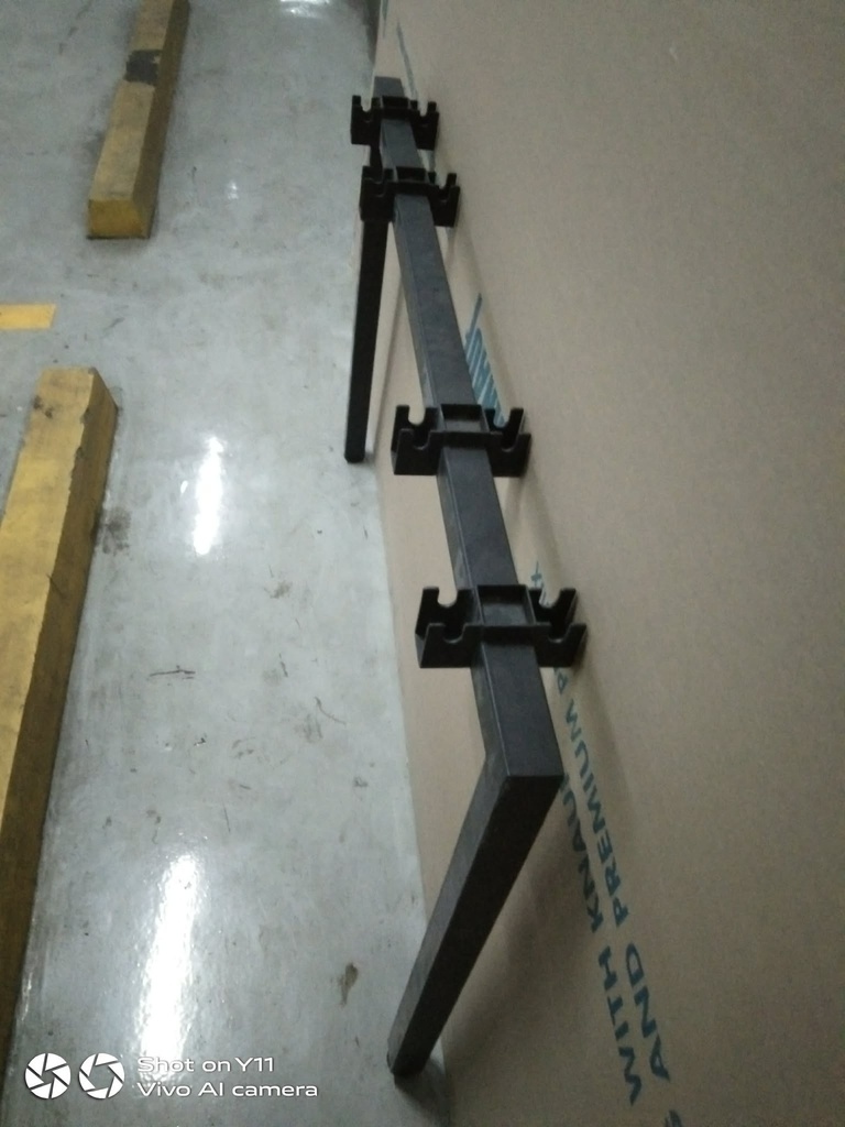 DUAL LEGS (115 X 71 CM) - BLACK