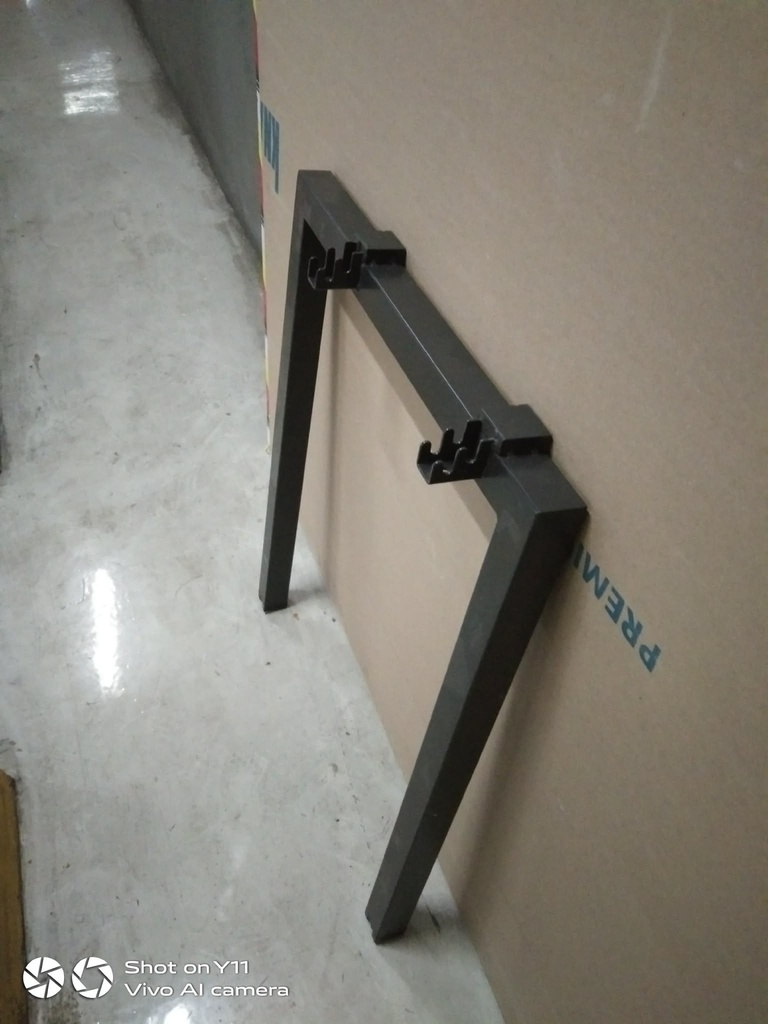 SINGLE LEGS (59 X 71 CM) - BLACK