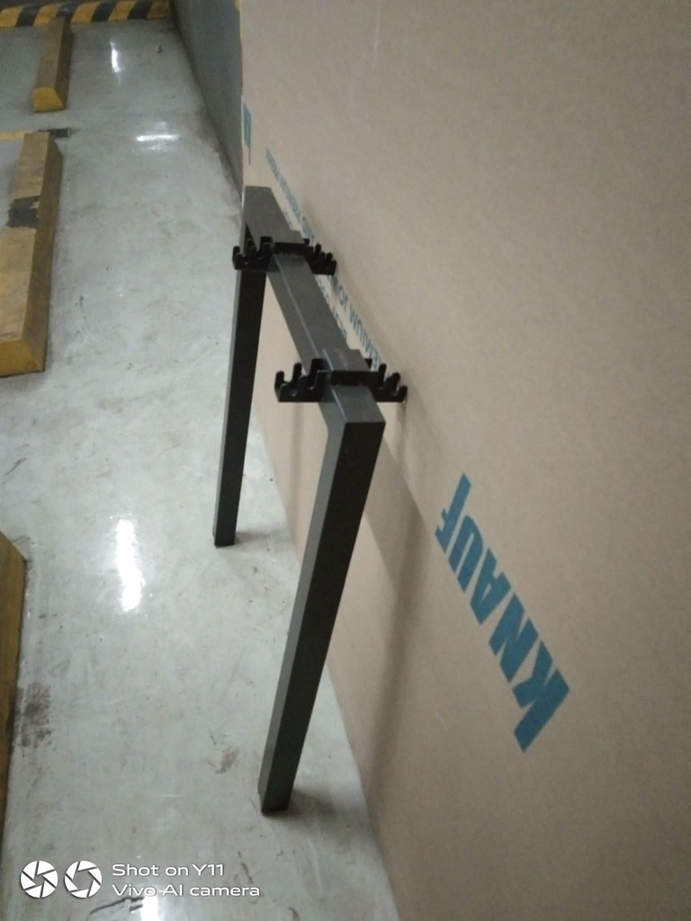 SINGLE LEGS (59 X 71 CM) - BLACK